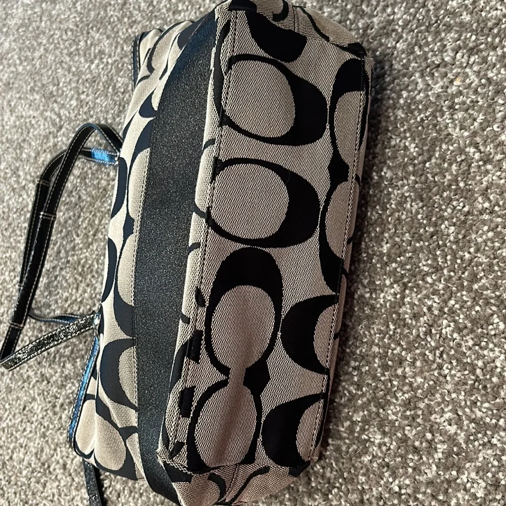 Coach signature jacquard logo stripe handbag purse. Black beige. Patent detail. - Picture 4 of 12